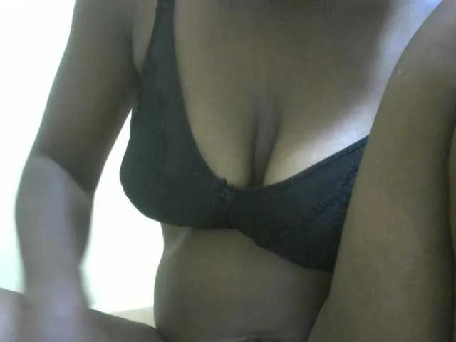 Prettybooty1 on BongaCams