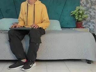 aaron_ez on Flirt4Free