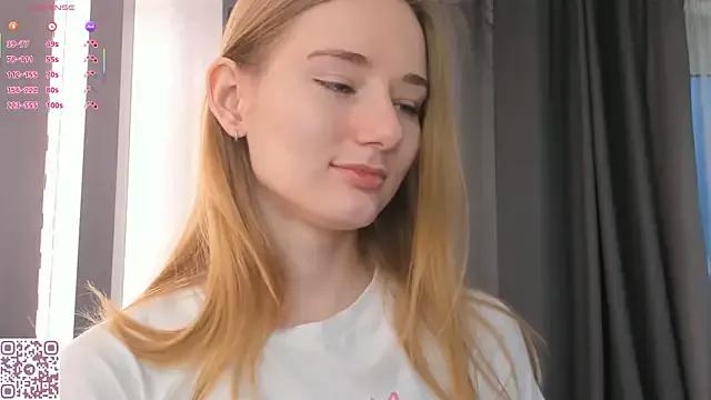 StripChat ElvinaRose is Freechat ElvinaRose — smile close up