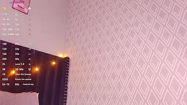 littleebluee on StripChat 
