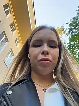 Liza_risky — PULL PANTS DOWN TO SHOW BOOTY