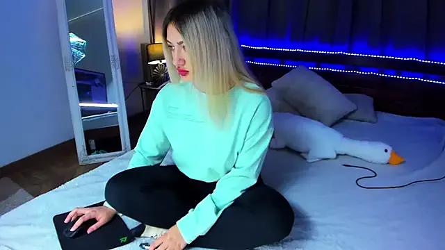 MikkiShoww on StripChat 
