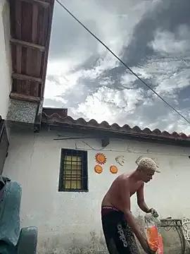 MrLeoLatino — show squirt