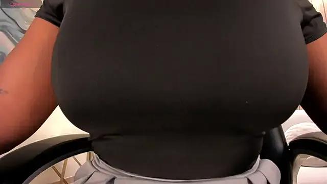 SavannahStorm on StripChat 