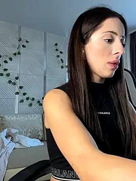 Yesmoree — take off  panties and shake ass